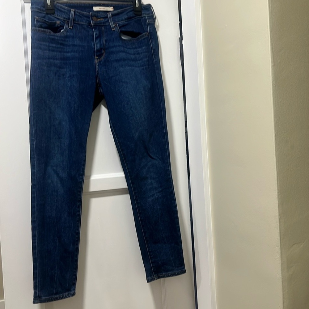 Levi’s 711 women’s size 28 skinny jeans ￼